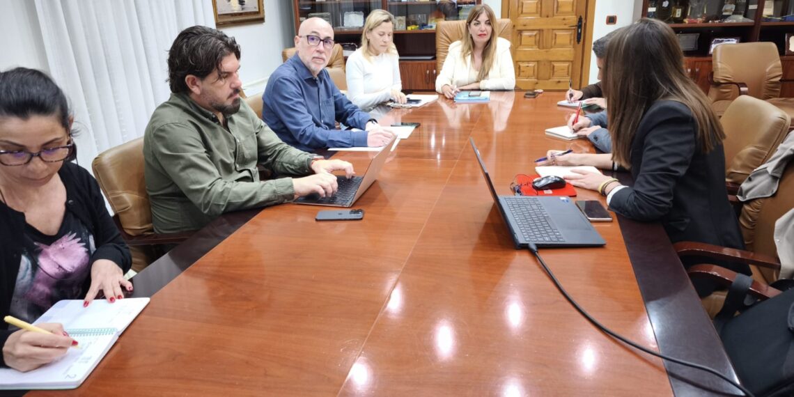 El Ayuntamiento acoge una reunión de trabajo para analizar las líneas de actuación del proyecto Destino Turístico Inteligente (DTI)