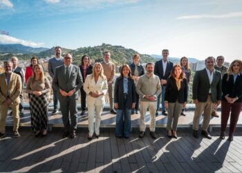 Navarro destaca que el PP tiene “los pies, la cabeza y el corazón” en Málaga frente a la candidatura virtual de Montero