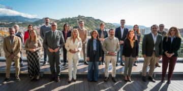 Navarro destaca que el PP tiene “los pies, la cabeza y el corazón” en Málaga frente a la candidatura virtual de Montero