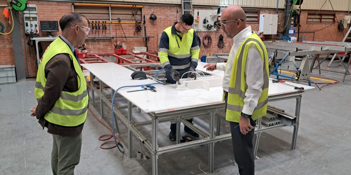 Lara realiza una visita técnica al proceso de fabricación de tres nuevos camiones autobomba para el servicio de Bomberos