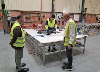 Lara realiza una visita técnica al proceso de fabricación de tres nuevos camiones autobomba para el servicio de Bomberos