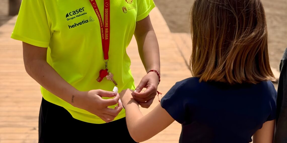 Pulseras identificativas para menores y personas vulnerables en las playas de Marbella: nueva medida de seguridad