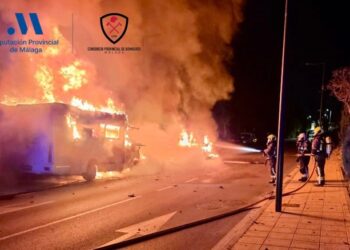 Arden dos autocaravanas en Estepona de madrugada, pero sin heridos