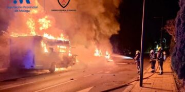 Arden dos autocaravanas en Estepona de madrugada, pero sin heridos