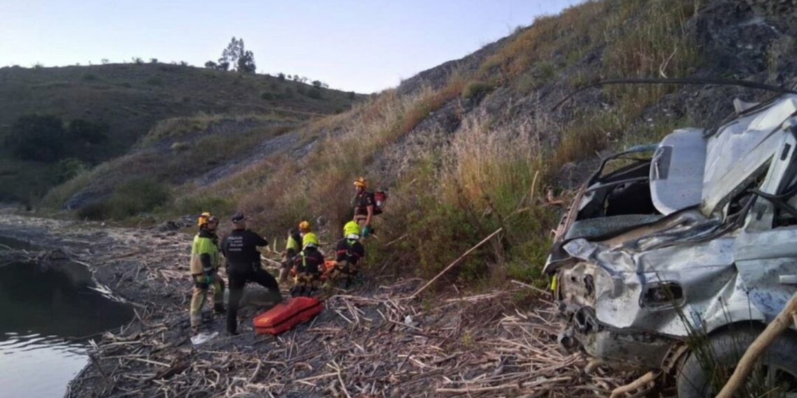 Muere un hombre y un menor resulta herido al salirse su coche de la carretera en Málaga
