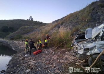 Muere un hombre y un menor resulta herido al salirse su coche de la carretera en Málaga