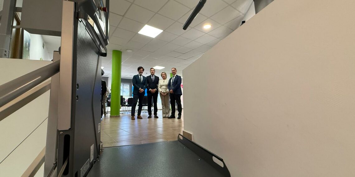 La sede de la AECC de Benalmadéna mejora su accesibilidad con la instalación de una plataforma salvaescaleras