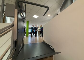 La sede de la AECC de Benalmadéna mejora su accesibilidad con la instalación de una plataforma salvaescaleras