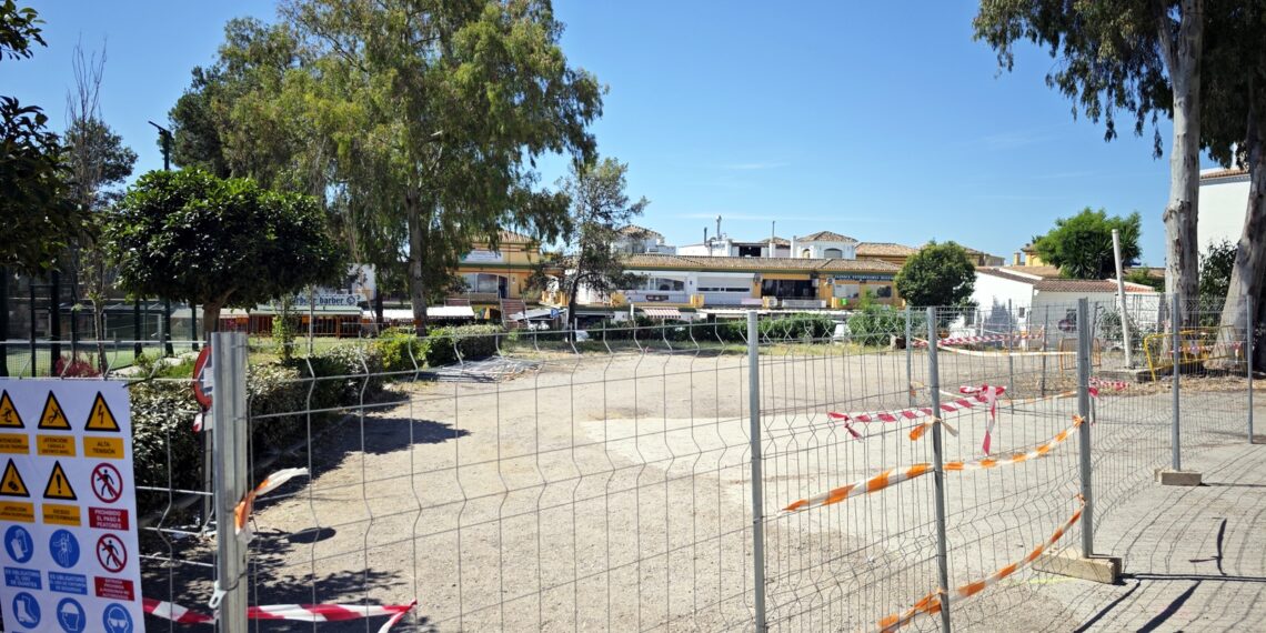 Ampliada la red de equipamientos deportivos en el extrarradio de Estepona con la construcción de dos pistas de pádel en Nueva Atalaya