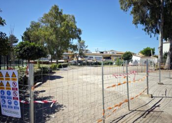 Ampliada la red de equipamientos deportivos en el extrarradio de Estepona con la construcción de dos pistas de pádel en Nueva Atalaya