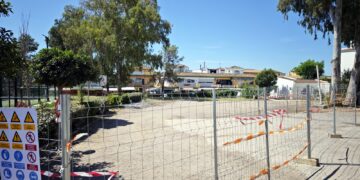 Ampliada la red de equipamientos deportivos en el extrarradio de Estepona con la construcción de dos pistas de pádel en Nueva Atalaya