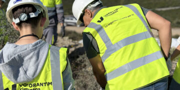 Escolares del IES Las Viñas ayudan a restaurar la cantera de Manilva con la plantación de 40 árboles