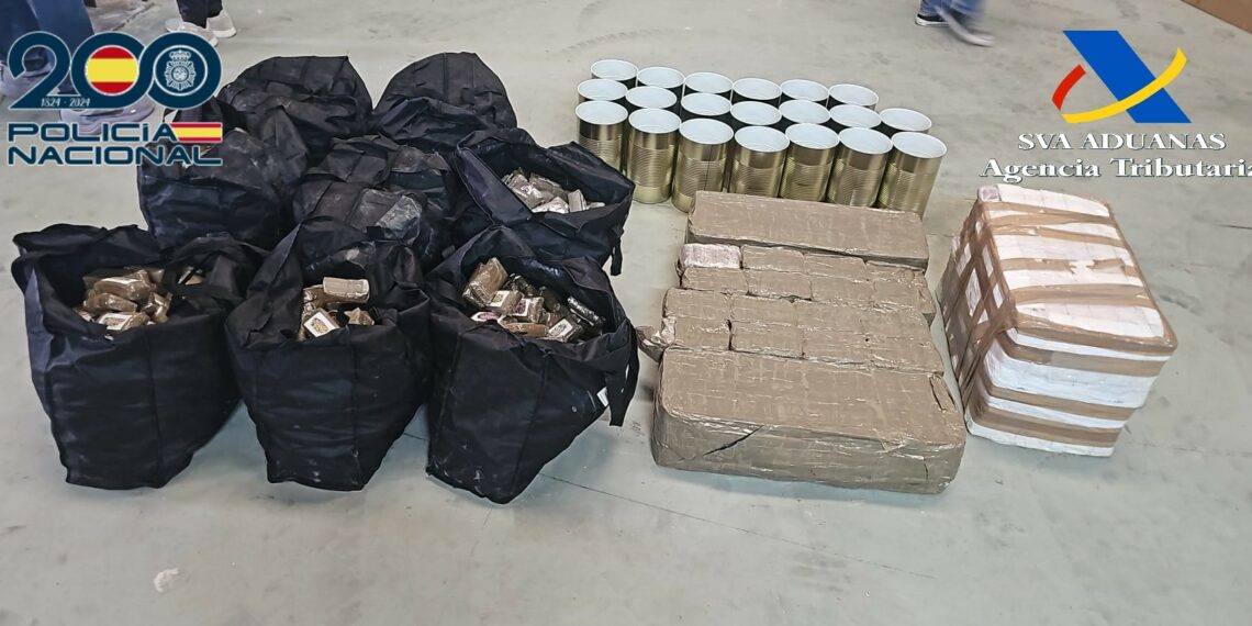 Intervenidos más de 800 kilogramos de hachís ocultos en latas de tomate en una nave industrial en Mollina
