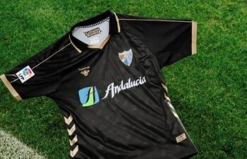 Detenida una joven por el hurto de camisetas vintage del Málaga por valor de 500 euros en la tienda de calle Larios