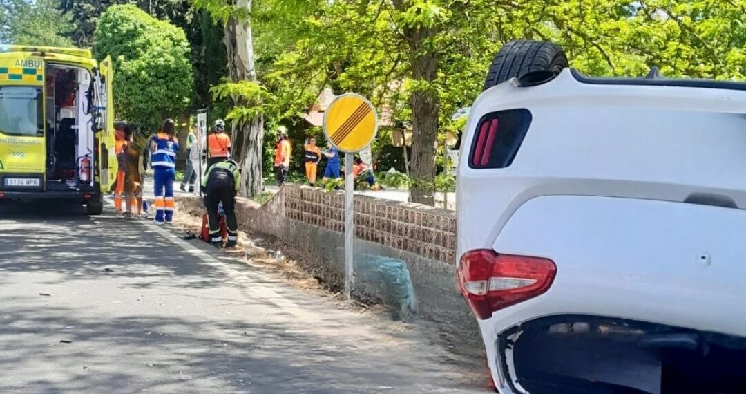 Varias personas heridas y un vehículo volcado tras un accidente en la A-367 en Ronda