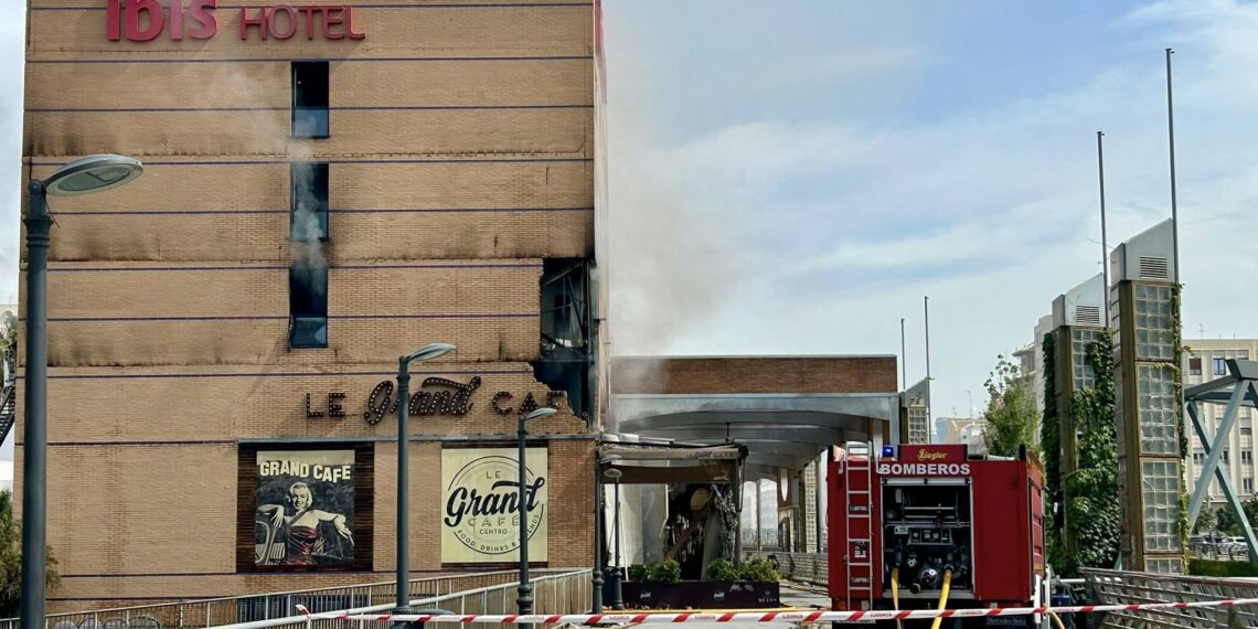 Vallan el edificio del Hotel Ibis para impedir daños a terceros tras el aparatoso incendio