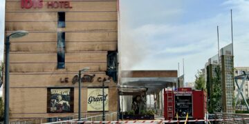 Vallan el edificio del Hotel Ibis para impedir daños a terceros tras el aparatoso incendio