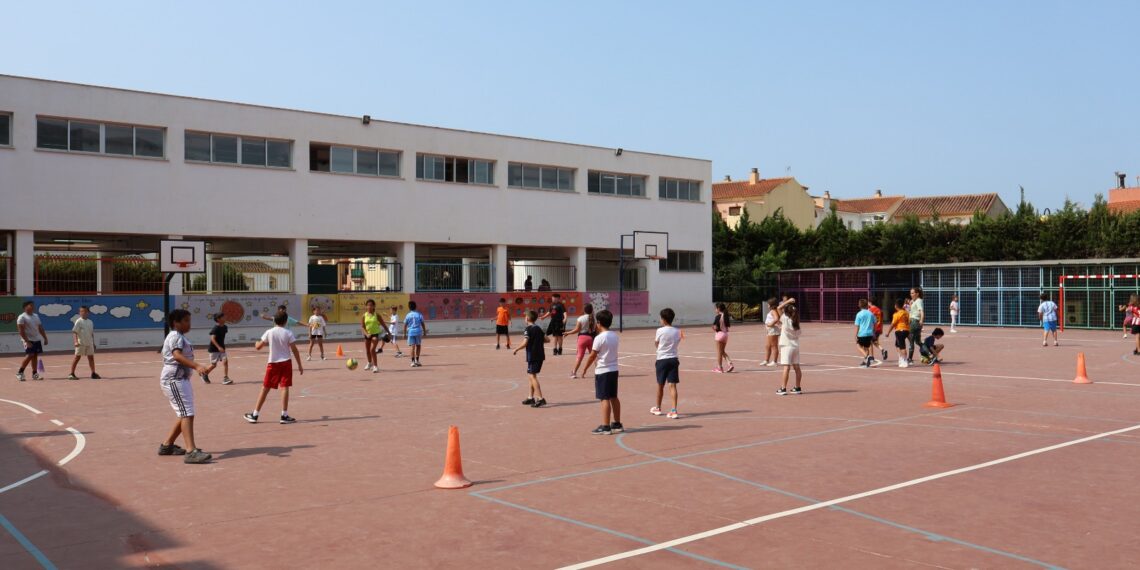 Mijas cubrirá las pistas exteriores de los colegios de Primaria para optimizar su uso fuera del horario escolar