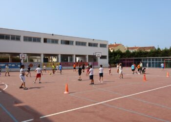 Mijas cubrirá las pistas exteriores de los colegios de Primaria para optimizar su uso fuera del horario escolar
