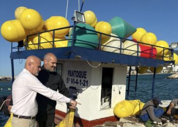 Comienza la instalación del balizamiento de playas en la Costa del Sol Occidental