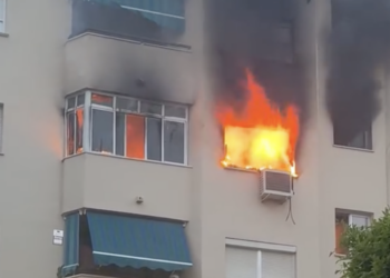 Tres personas afectadas tras un aparatoso incendio en una vivienda en el centro de Estepona