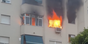 Tres personas afectadas tras un aparatoso incendio en una vivienda en el centro de Estepona