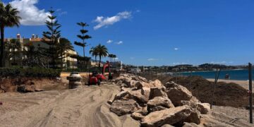 Mijas avanza en la reapertura de la Senda Litoral en El Bombo y la reconstrucción del muro de Las Mimosas