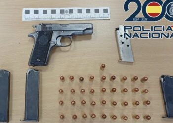 Intervenidas dos pistolas y más de medio centenar de cartuchos en dos operativos antidroga en Málaga: hay tres detenidos
