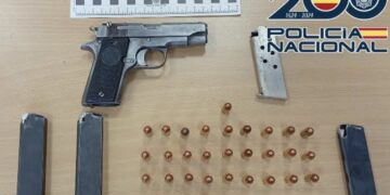 Intervenidas dos pistolas y más de medio centenar de cartuchos en dos operativos antidroga en Málaga: hay tres detenidos
