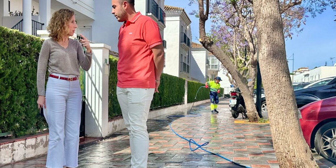 El Ayuntamiento de Fuengirola refuerza las labores de limpieza para combatir la floración y caída de las jacarandas