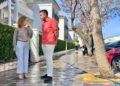 El Ayuntamiento de Fuengirola refuerza las labores de limpieza para combatir la floración y caída de las jacarandas