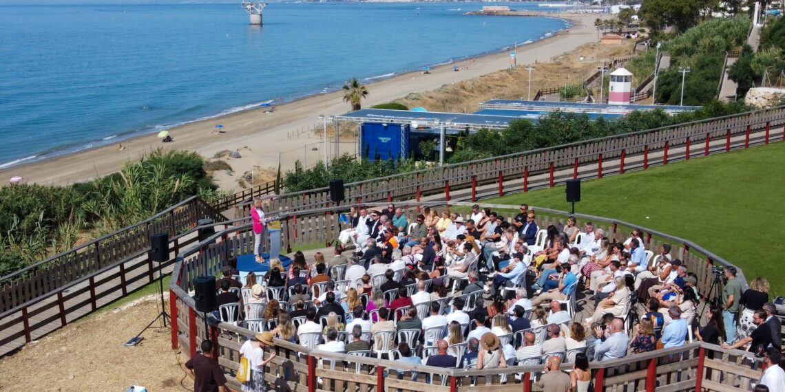 Marbella da un paso histórico en la modernización de los servicios de playa con la regularización de las concesiones de hamacas en todo el litoral