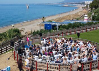 Marbella da un paso histórico en la modernización de los servicios de playa con la regularización de las concesiones de hamacas en todo el litoral