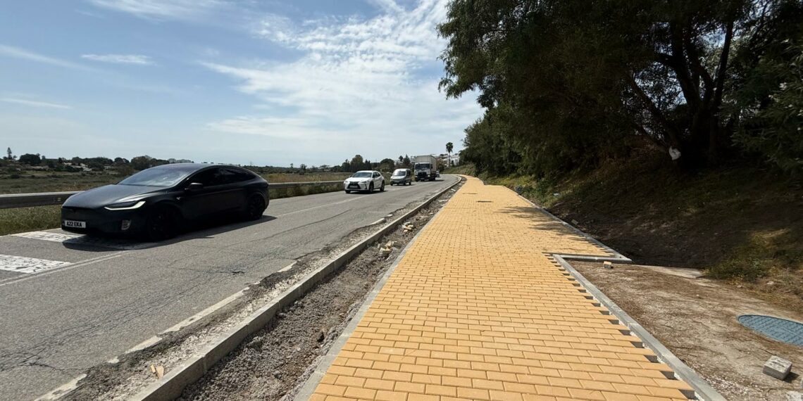 Las obras para dotar de acerado la carretera de Benahavís llegan a su recta final