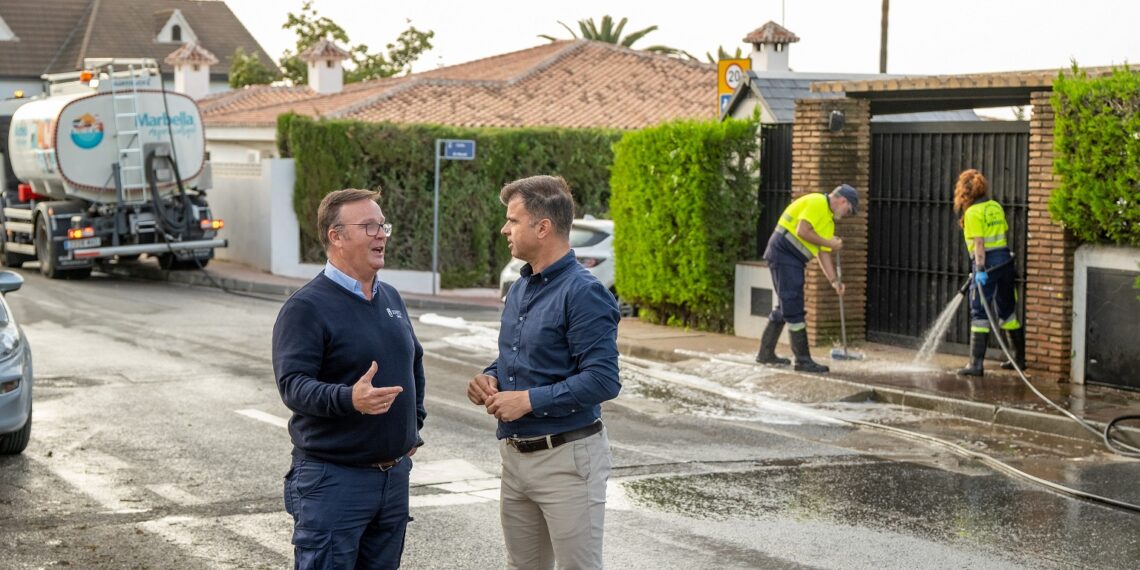 Marbella refuerza el servicio de baldeo en todo el término municipal con más de 200 equipos semanales