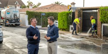 Marbella refuerza el servicio de baldeo en todo el término municipal con más de 200 equipos semanales