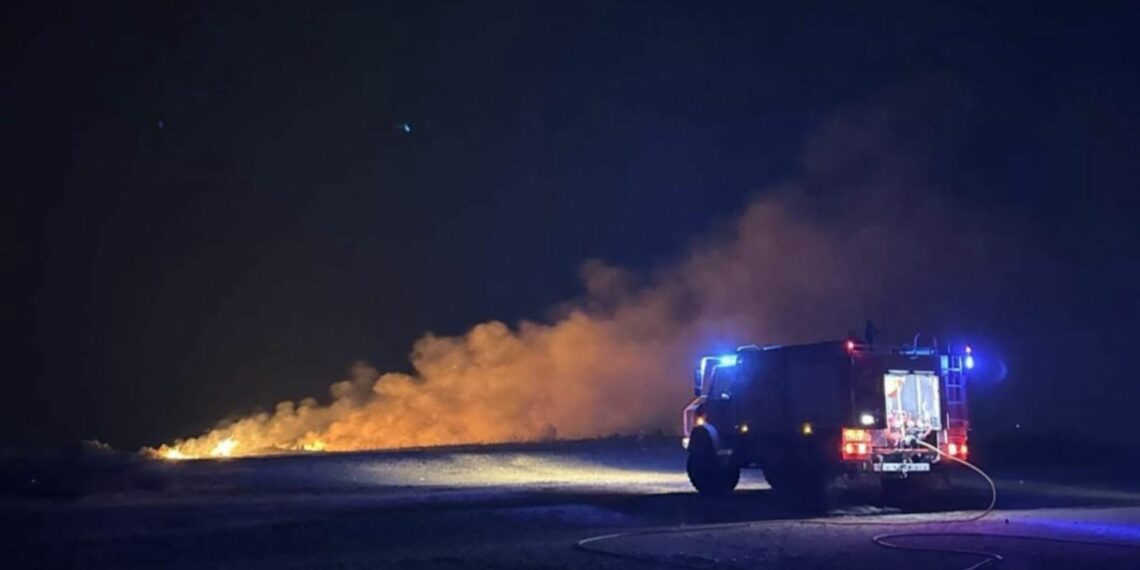 Los bomberos de Mijas controlan de madrugada un incendio forestal en Cerrado del Águila