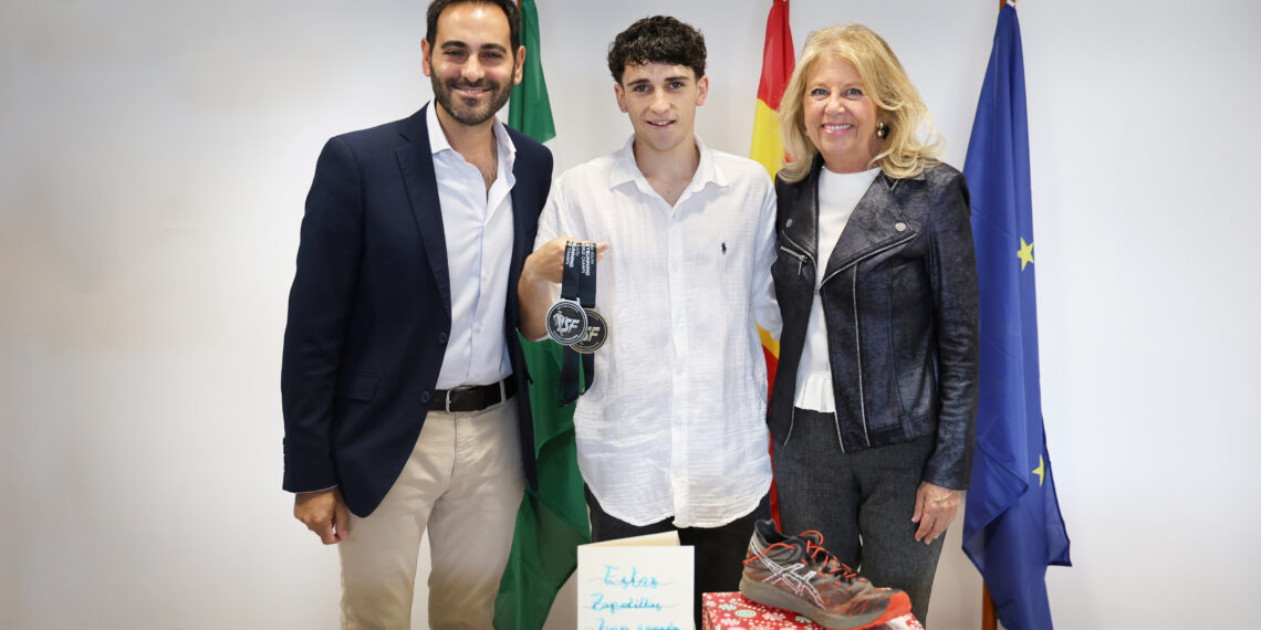 Ángeles Muñoz recibe al joven deportista Lucas Gámez tras proclamarse campeón del mundo de Skyrunning en Croacia