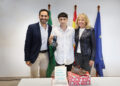 Ángeles Muñoz recibe al joven deportista Lucas Gámez tras proclamarse campeón del mundo de Skyrunning en Croacia