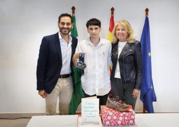Ángeles Muñoz recibe al joven deportista Lucas Gámez tras proclamarse campeón del mundo de Skyrunning en Croacia