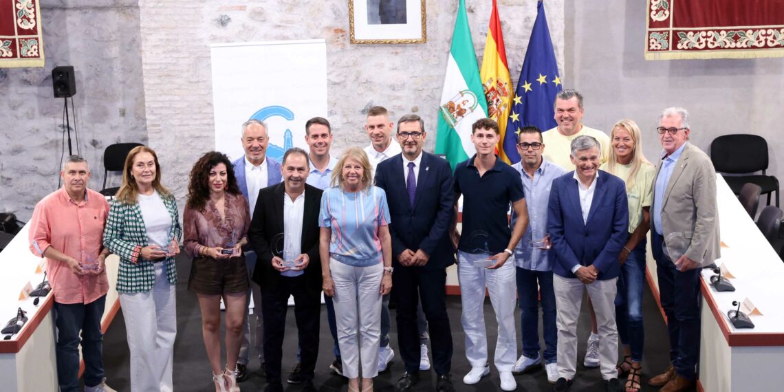 Reconocimiento al comercio de proximidad con un homenaje a un empresas y establecimientos de San Pedro Alcántara