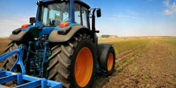 Fallece un hombre de 48 años tras caerle encima un tractor en una finca en Iznate