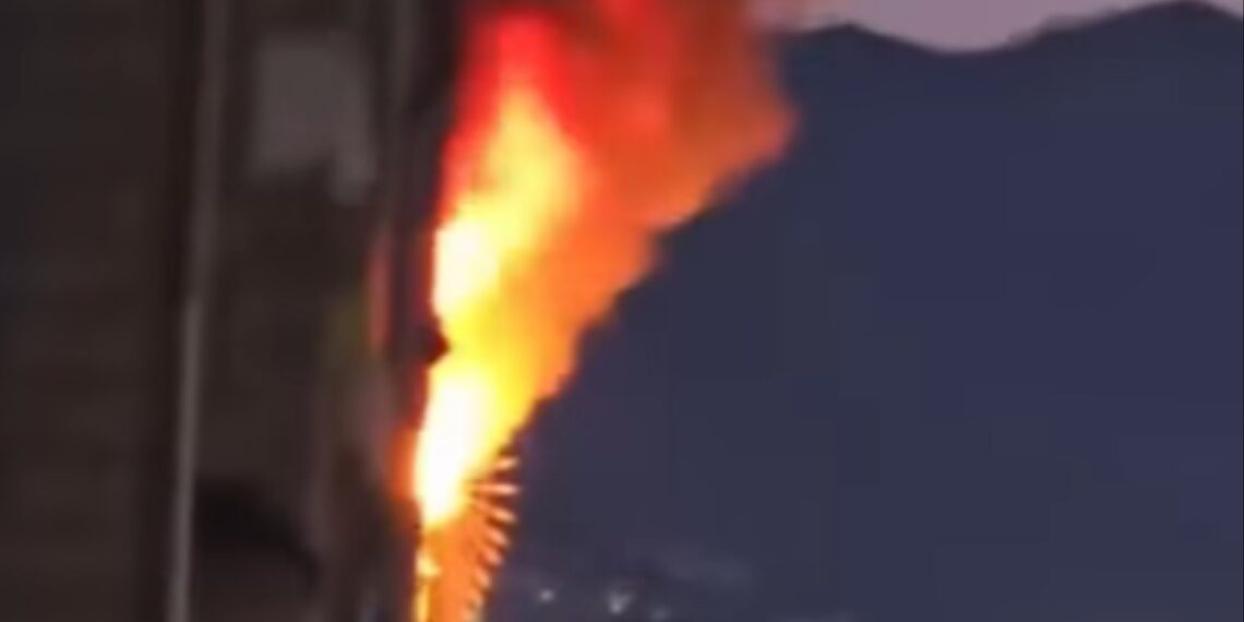 Hospitalizado un hombre con quemaduras tras el incendio de una vivienda en Carretera de Cádiz