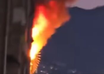 Hospitalizado un hombre con quemaduras tras el incendio de una vivienda en Carretera de Cádiz