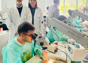El Hospital Regional de Málaga refuerza a los EIR con un curso de disección de hueso temporal