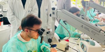 El Hospital Regional de Málaga refuerza a los EIR con un curso de disección de hueso temporal