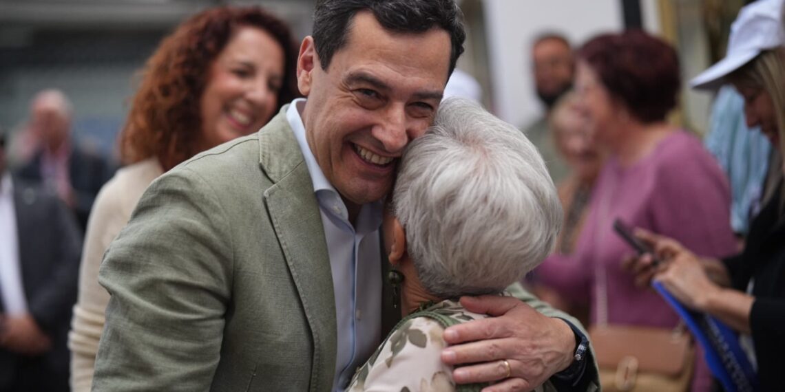 Moreno anuncia un plan especial contra la soledad no deseada para arropar a los mayores andaluces “todos los días”