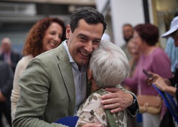 Moreno anuncia un plan especial contra la soledad no deseada para arropar a los mayores andaluces “todos los días”