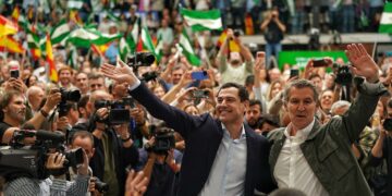 Moreno pide un “último esfuerzo” para “llenar las urnas de ilusión y de esperanza” con el aval “del trabajo bien hecho en Andalucía”
