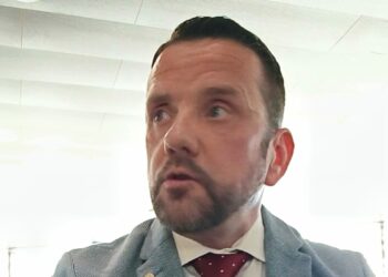 Antonio Benítez, el concejal no adscrito en Estepona, avala públicamente el proyecto del PP en Andalucía